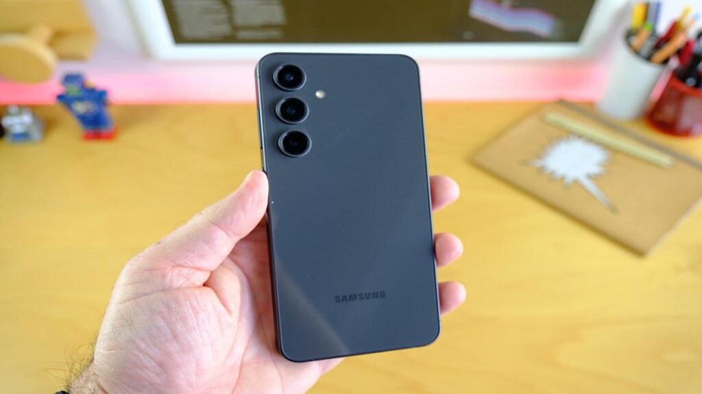 Samsung का दमदार 5G फोन लॉन्च! DSLR जैसी कैमरे और मक्खन जैसी स्पीड के साथ, 4700mAh बैटरी देगा 2 दिन का बैकअप 1 Samsung का दमदार 5G फोन लॉन्च! DSLR जैसी कैमरे और मक्खन जैसी स्पीड के साथ, 4700mAh बैटरी देगा 2 दिन का बैकअप